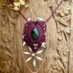 Talisman bordeaux en macramé avec labradorite facettée
