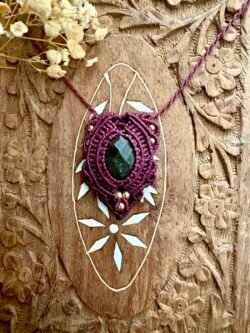 Talisman bordeaux en macramé avec labradorite facettée