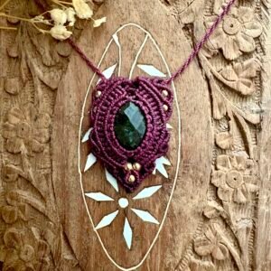 Talisman bordeaux en macramé avec labradorite facettée