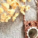Talisman en macramé avec labradorite facettée, fil taupe et blanc