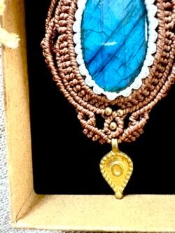 Médaillon en macramé avec labradorite et breloque indienne, fil marron et blanc
