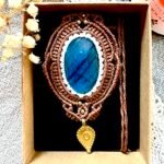 Médaillon en macramé avec labradorite et breloque indienne, fil marron et blanc