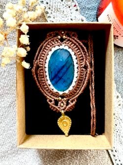 Médaillon en macramé avec labradorite et breloque indienne, fil marron et blanc
