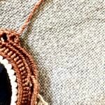 Médaillon en macramé avec labradorite et breloque indienne, fil marron et blanc