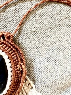 Médaillon en macramé avec labradorite et breloque indienne, fil marron et blanc