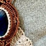 Médaillon en macramé avec labradorite et breloque indienne, fil marron et blanc