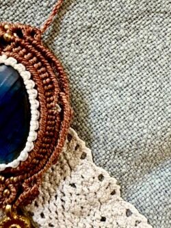 Médaillon en macramé avec labradorite et breloque indienne, fil marron et blanc