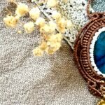 Médaillon en macramé avec labradorite et breloque indienne, fil marron et blanc