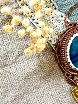 Médaillon en macramé avec labradorite et breloque indienne, fil marron et blanc