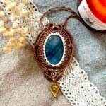 Médaillon en macramé avec labradorite et breloque indienne, fil marron et blanc