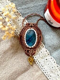 Médaillon en macramé avec labradorite et breloque indienne, fil marron et blanc