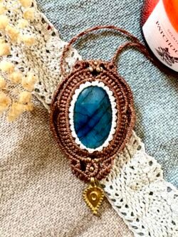 Médaillon en macramé avec labradorite et breloque indienne, fil marron et blanc