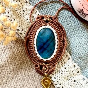 Médaillon en macramé avec labradorite et breloque indienne, fil marron et blanc