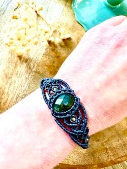 Bracelet en macramé noir avec labradorite facettée