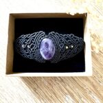 Manchette macramé noir avec améthyste