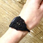 Manchette macramé noir avec améthyste