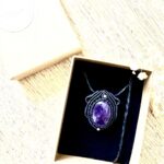 Talisman en macramé noir avec améthyste