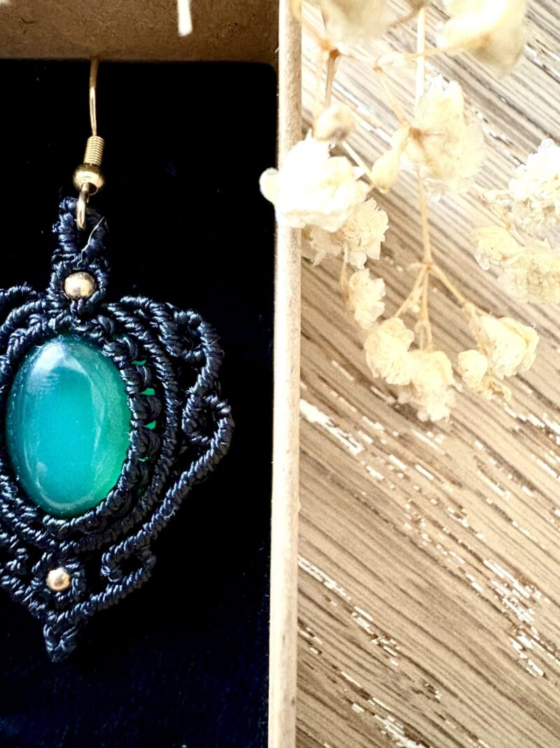 Boucles d’oreilles macramé noir avec agates vertes