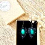 Boucles d’oreilles macramé noir avec agates vertes
