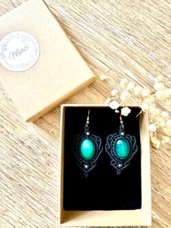 Boucles d’oreilles macramé noir avec agates vertes