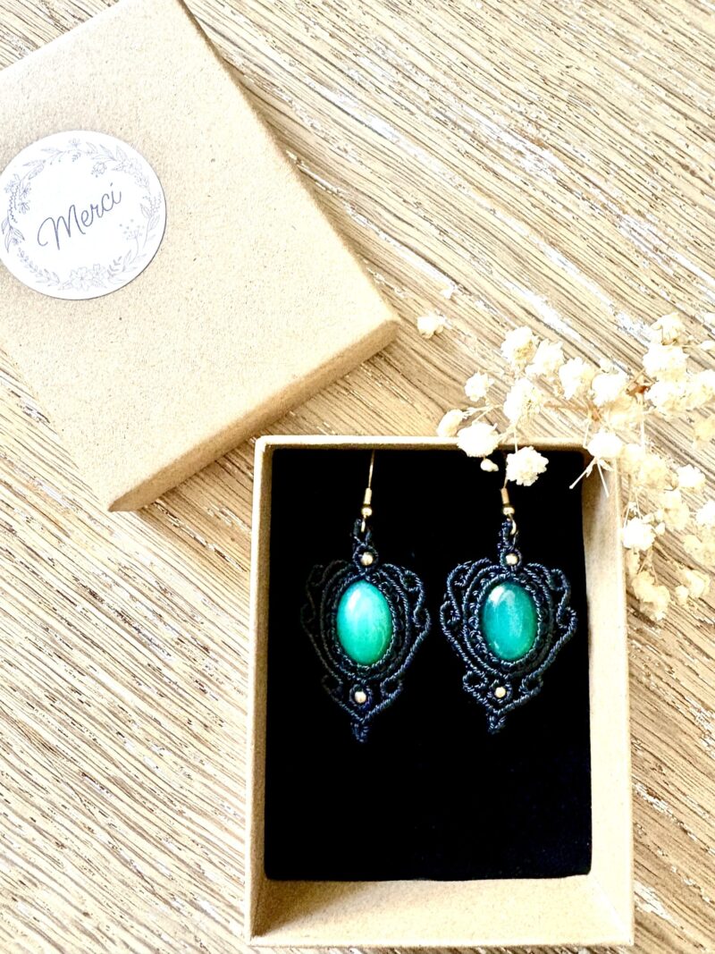 Boucles d’oreilles macramé noir avec agates vertes