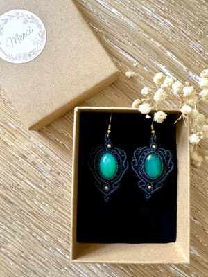 Boucles d’oreilles macramé noir avec agates vertes