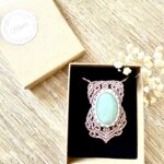 Talisman macramé marron glacé avec aventurine verte