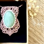 Talisman macramé marron glacé avec aventurine verte