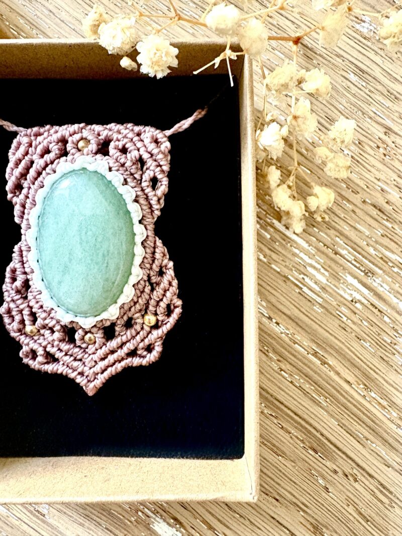 Talisman macramé marron glacé avec aventurine verte