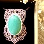 Talisman macramé marron glacé avec aventurine verte