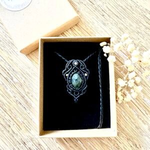 Talisman macramé noir avec labradorite facettée