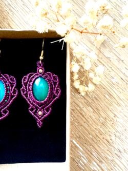 Boucles d’oreilles macramé bordeaux avec agates vertes