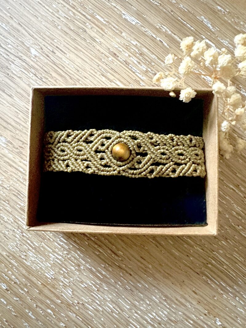 Manchette macramé kaki avec perle œil de tigre