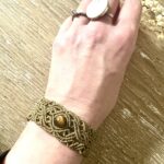 Manchette macramé kaki avec perle œil de tigre