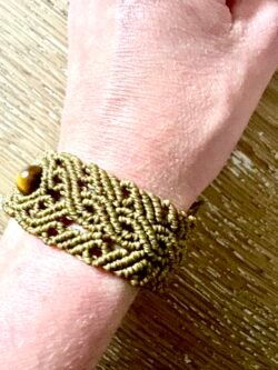 Manchette macramé kaki avec perle œil de tigre