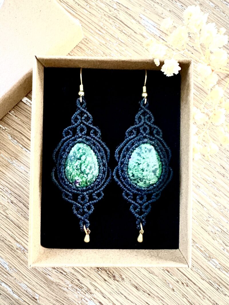 Boucles d’oreilles rubis zoïsite macramé fait main
