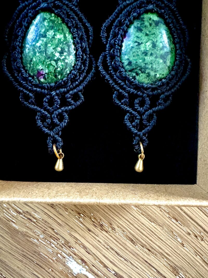 Boucles d’oreilles rubis zoïsite macramé fait main