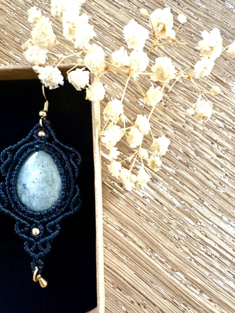 Boucles d’oreilles labradorite grise macramé fait main