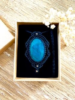Talisman labradorite bleu macramé fait main
