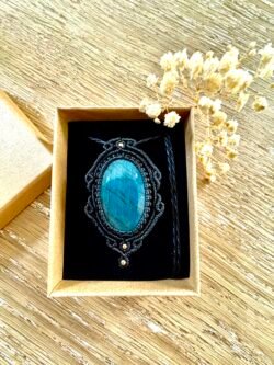 Talisman labradorite bleu macramé fait main