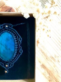 Talisman labradorite bleu macramé fait main