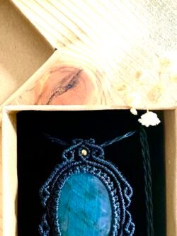 Talisman labradorite bleu macramé fait main