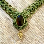 Plastron macramé œil de tigre avec dentelle verte et perles de laiton