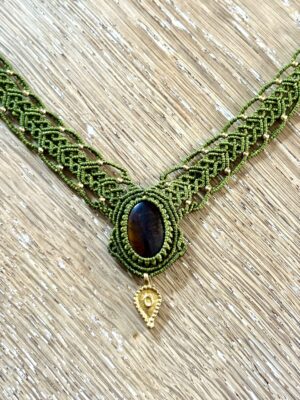 Plastron macramé œil de tigre avec dentelle verte et perles de laiton