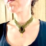 Plastron macramé œil de tigre avec dentelle verte et perles de laiton