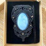 Talisman opale bleue macramé fait main
