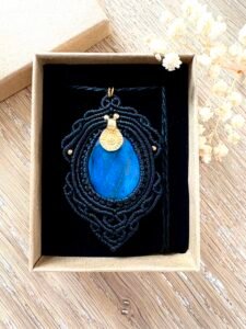 Talisman noir en macramé avec labradorite bleue goutte et breloque indienne