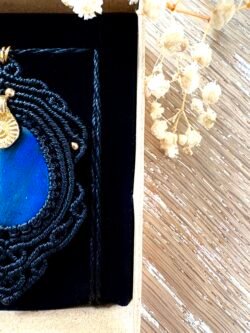 Talisman noir en macramé avec labradorite bleue goutte et breloque indienne