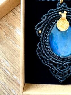 Talisman noir en macramé avec labradorite bleue goutte et breloque indienne