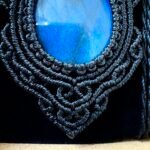Talisman noir en macramé avec labradorite bleue goutte et breloque indienne